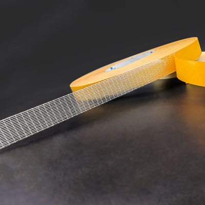 Dubbelzijdige glasvezelband met een dikte van 220mic, een treksterkte van 45 lbs/in en een houdvermogen van ≥ 24 uur voor industrieel gebruik